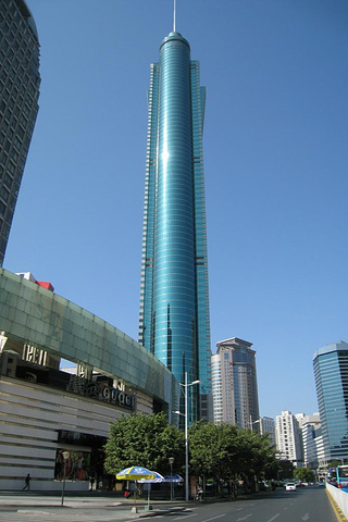 从此对观光性的高楼已产生审美疲劳,因此也就是路过信兴广场,仰视地