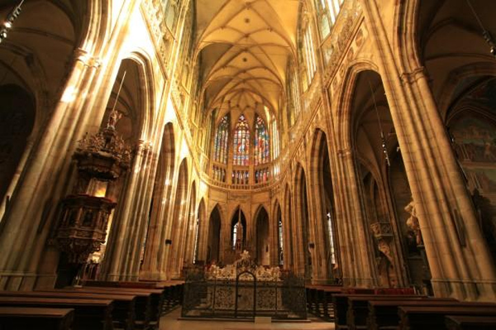 典型的哥特式建筑黑黄两色的外墙见证着历史的沧桑当然也和欧洲成千上