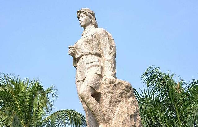 红色娘子军雕像