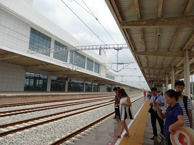 桂平火车站 桂平火车站等车 车上吃东西.