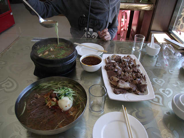 "第一次吃正宗点的大冷面！狗肉竟然是凉的，几乎是凉透了的，而且没有任何咸淡，只能蘸着那碗麻辣的蘸料吃_老朴狗肉冷面馆"的评论图片