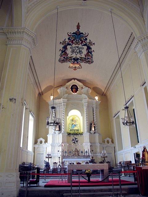 堂内供奉着手抱圣子的花地玛圣母像,耶稣基督像,各式油画和雕像,美轮