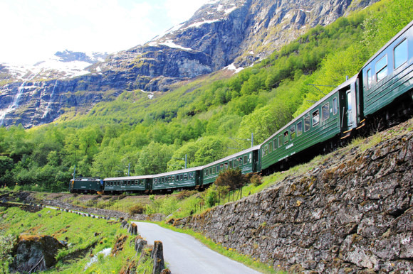 这就是flam高山小火车,许多人都冲我挥手拍照,可见徒步者还是绝少数