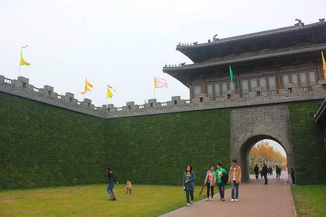 宋夹城城门也就是公园的大门,门口有"宋代士兵"把守,显现出城池的威严