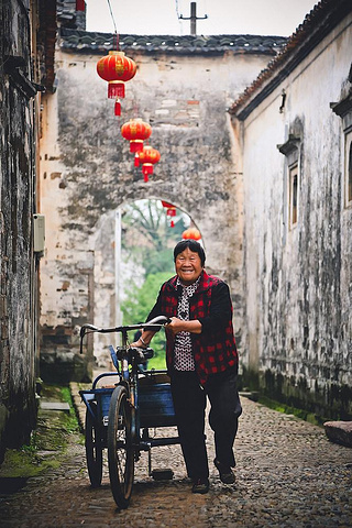 "甫一走进古村，便闻得一股香味，原来是含笑花开~古村人家的门，都是一道风景。最后一站——寺平古村_寺平古村"的评论图片