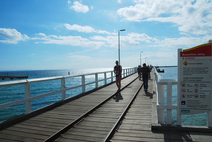 "进去需要门票，光走2.吃饱后按照惯例来到了Busselton jetty（巴瑟尔顿栈桥)_巴瑟尔顿栈桥"的评论图片