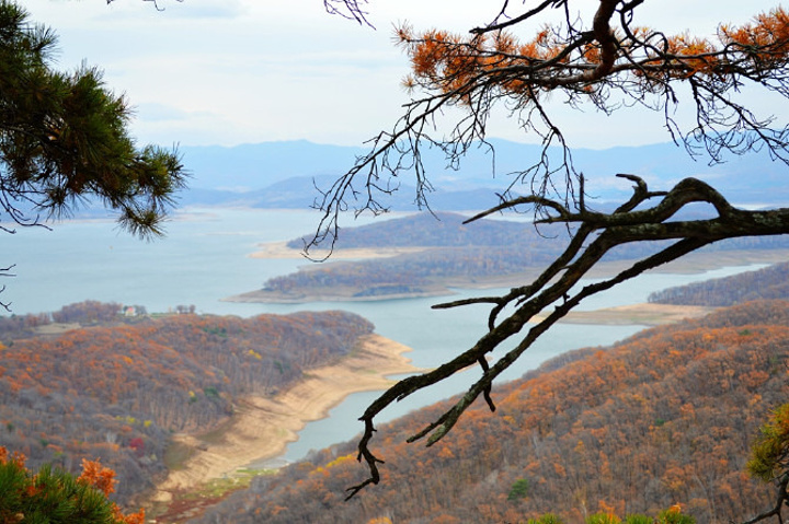 最推薦的旅遊景點:仙龍灣景區仙松峰,登到最高點鳥瞰湖光山色,你就是