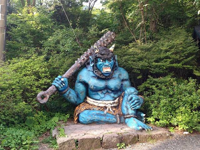 入口有拿着狼牙棒的鬼