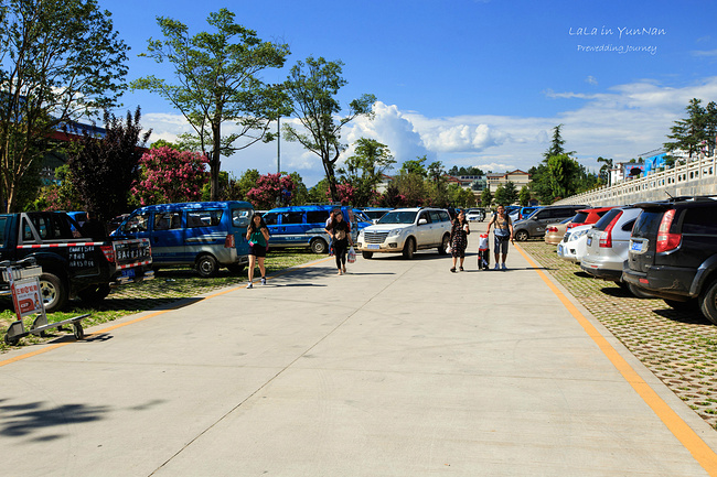 10 一行人浩浩荡荡地寻找包车师傅的踪影 从丽江机场到达我们预定的