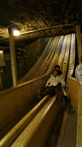 "下了火车，还要坐一段滑梯，这个可是以前矿工们下井必备的~这个盐矿其实很大，还有条地下河，需要坐一段船_萨尔茨堡盐矿"的评论图片