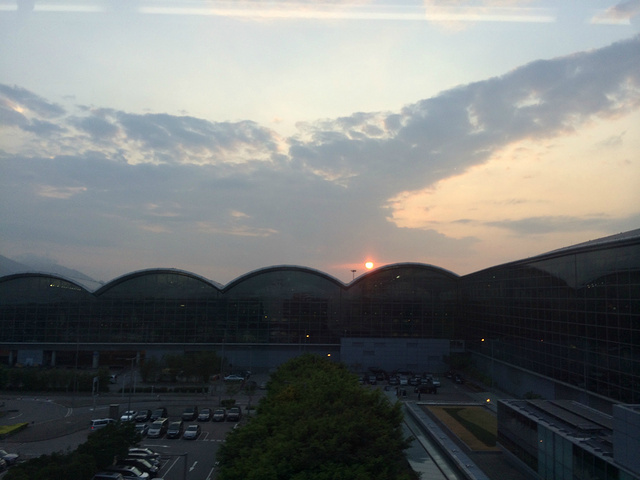 中午坐动车至深圳北--从深圳福田口岸过关--港