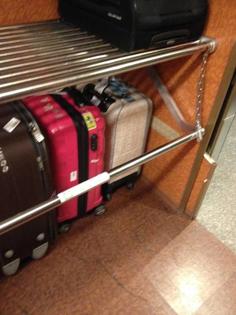 行李架,我就说么他们是怎么放进去的,这哪是地铁啊,分明就是动车的一