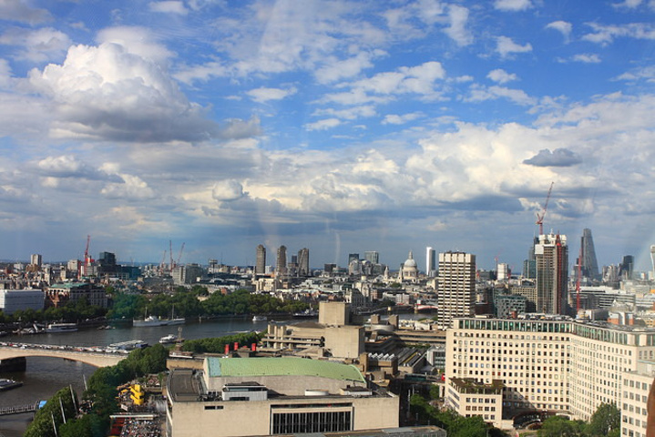 坐伦敦眼最好的感受是在伦敦眼上观看伦敦夜景