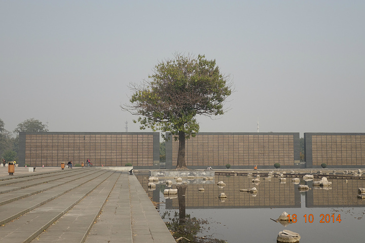面墙体组成的纪念墙,上面密密麻麻镌刻着在1976年唐山大地震中罹难的
