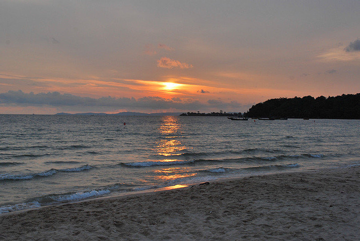 此时已夕阳西下,在沙滩旁找家饭店,坐下来边吃边欣赏风景,好不舒服