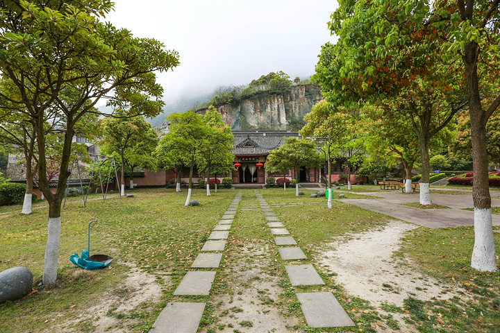 圣岩寺——始建于清同治4年(1865年),当时位于"安期炼丹洞"内,现洞内