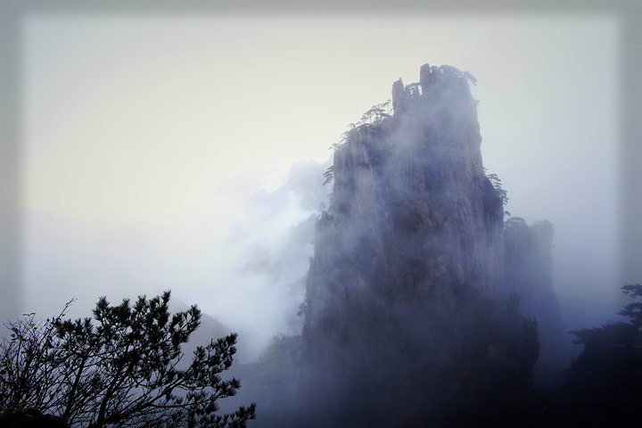 "建议爬山时带好雨衣与登山杖。黄山上风景很好，即便是雨天，耐心等候，也可能等的到太阳_黄山风景区"的评论图片