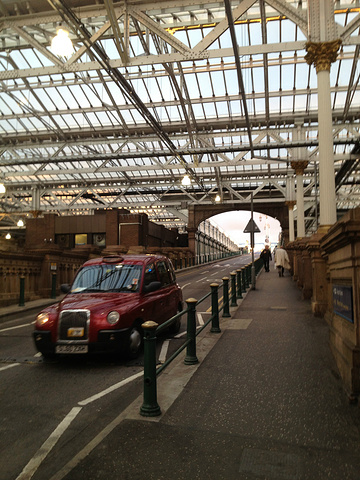 爱丁堡的火车站太熟悉不过了,当时经常做火车