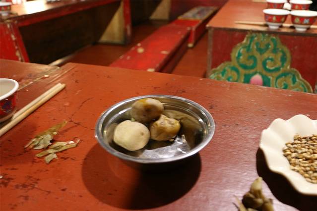 当地人管这个叫牦牛蛋.牦牛怎么能下蛋呢.实际就是土豆.