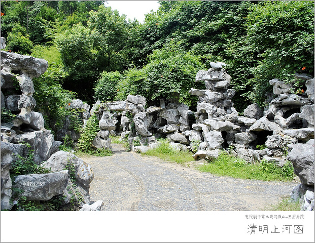 "画舫美丽精致、牌坊高耸林立、花卉争奇斗艳。一座座庭院，让人身临其境。照样坐三轮，10元到达_清明上河图景区"的评论图片