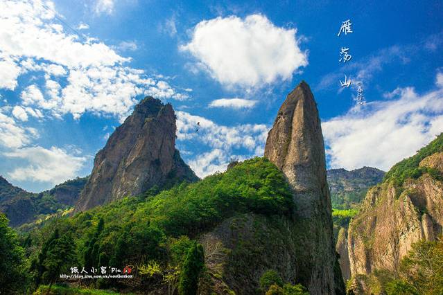 在栩栩如生的剪刀峰後,可以看到兩處如筍狀的山峰間,有一根細細的鋼絲