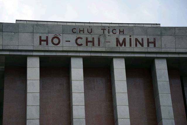 胡志明陵墓听说里放着胡志明!不过今天没开门,没意思
