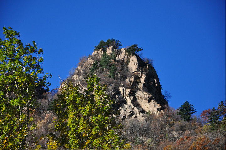 "主峰一带明显突出，其外围呈中低山峦，地貌十分复杂。在莲花池有写生的学生，作画之人已是风景一角_雾灵山"的评论图片