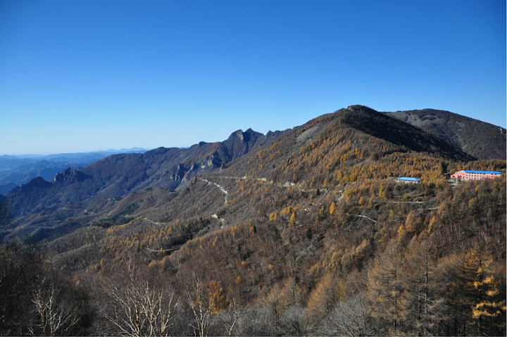 "主峰一带明显突出，其外围呈中低山峦，地貌十分复杂。在莲花池有写生的学生，作画之人已是风景一角_雾灵山"的评论图片