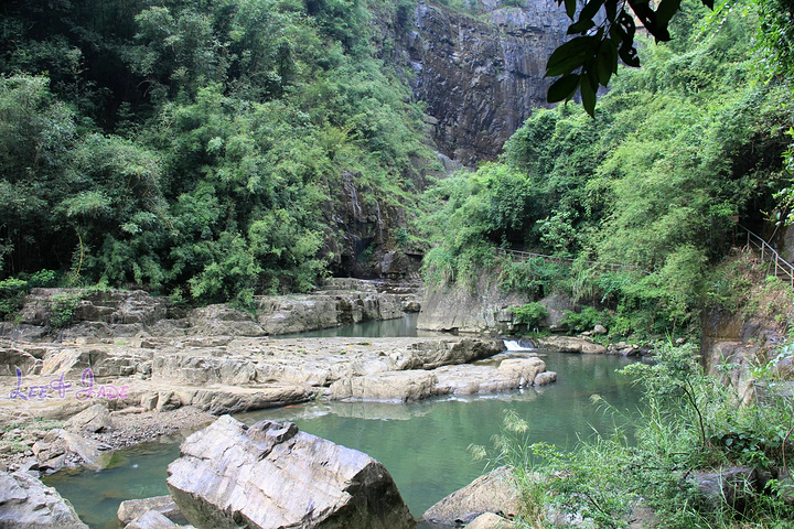 "...天飘降，轻柔，飘忽，无声无息……与雄伟壮阔的悬崖背景，刚柔并济，奇妙地融为一体，真叫人叹为观止_广东大峡谷"的评论图片