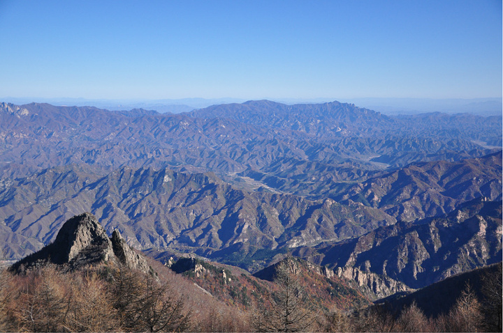 "主峰一带明显突出，其外围呈中低山峦，地貌十分复杂。在莲花池有写生的学生，作画之人已是风景一角_雾灵山"的评论图片