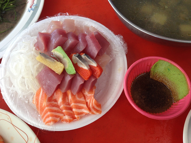 走啊走,当然要去后壁湖吃辉哥生鱼片啦。等位