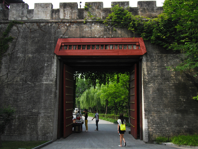 "清明上河图景区占地面积600余亩，风光旖旎独特，细细品味，妙趣横生。汴河蜿蜒，河水清澈，波光粼粼_清明上河图景区"的评论图片