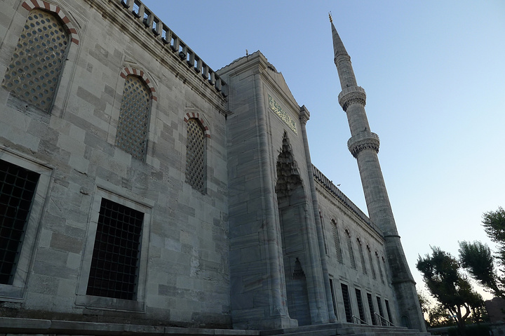 原本只有圣地麦加的克尔白清真寺才能有六根宣礼塔而这座清真寺作为