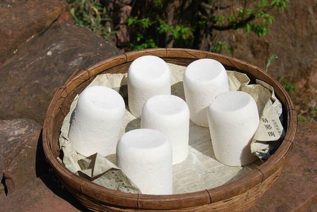 诺邓盐井自汉朝开采以来至今历两千余年,这是一口21米深的直井,古代用