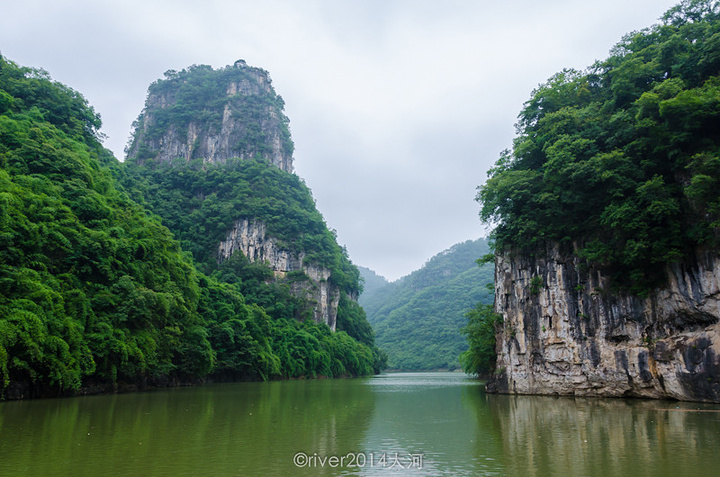 "下段清幽神往、形成天构地设山情水韵为特色的水上极乐公园。又经过了一处峡谷，风景美得如同在画中_上舞阳河"的评论图片