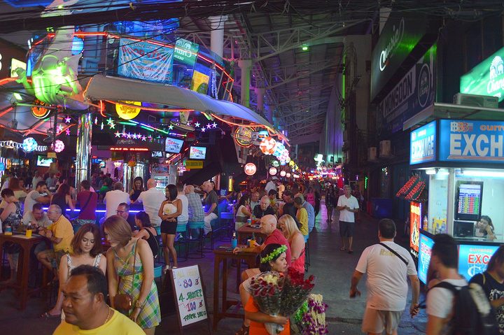 有了"白虎精",这里还有"蛇精"- snake bar.声名远播的白虎酒吧,很大.