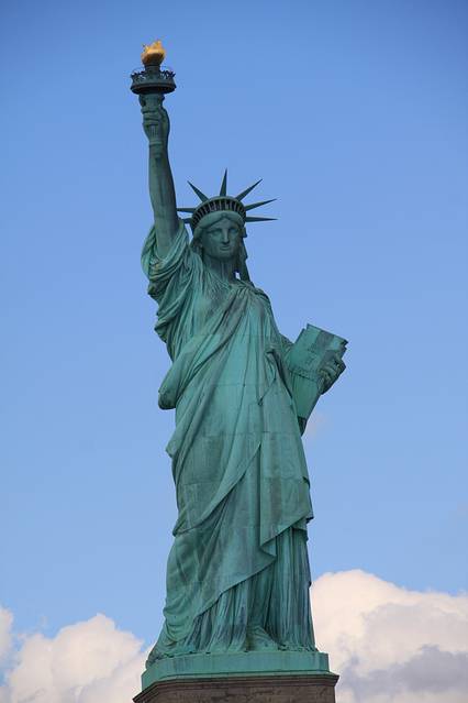 自由女神(全称"自由照耀世界之神")身着古希腊服装,头冠为象征七大洲