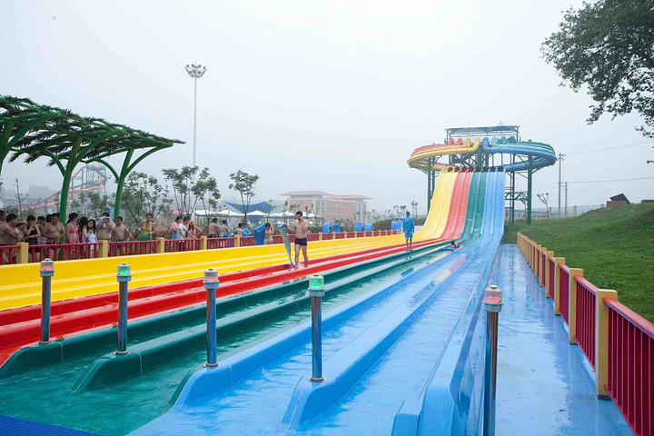 南京欢乐水魔方水上乐园位于南京汤山,由担当迪士尼乐园,美国环球影城