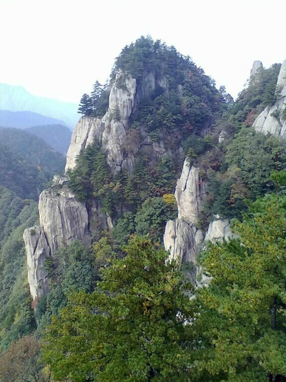 位于天台山主峰景区的东北方,宝鸡市区的东南方,距市区10余公里,主峰
