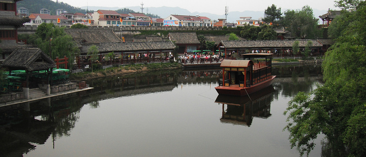 "清明上河图景区占地面积600余亩，风光旖旎独特，细细品味，妙趣横生。汴河蜿蜒，河水清澈，波光粼粼_清明上河图景区"的评论图片