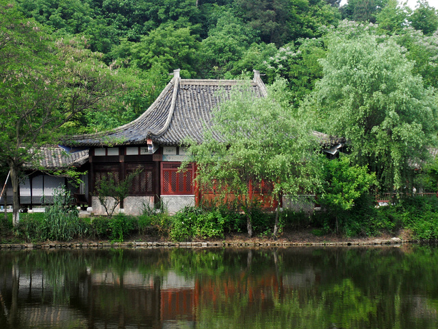 "清明上河图景区占地面积600余亩，风光旖旎独特，细细品味，妙趣横生。汴河蜿蜒，河水清澈，波光粼粼_清明上河图景区"的评论图片