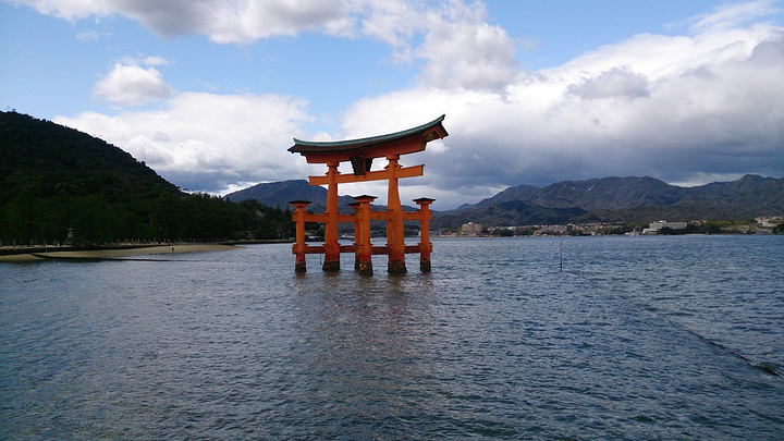 严岛神社在购票窗口购买好门票便可以入内参观了来到神社当然要写写
