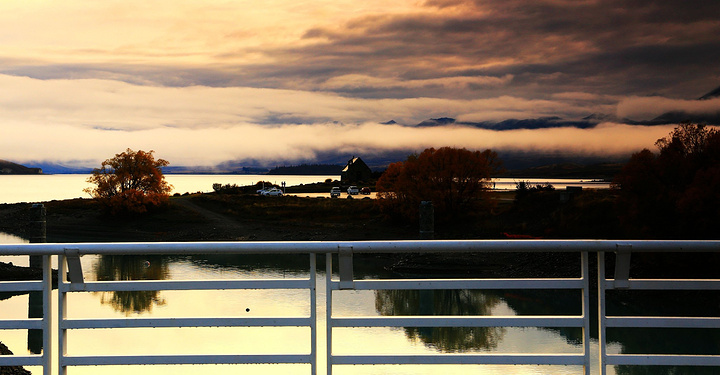 蒂卡波湖的特别之处在于湖水的颜色可惜连续下雨云层太厚天公不作美没