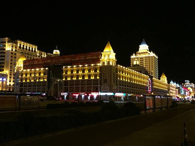 满洲里的夜景是一绝,城市规划加灯光,像是童话小城