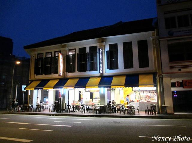 餐馆门口马路对面的小餐厅,新加坡路边房子也有骑楼,有厦门的感觉