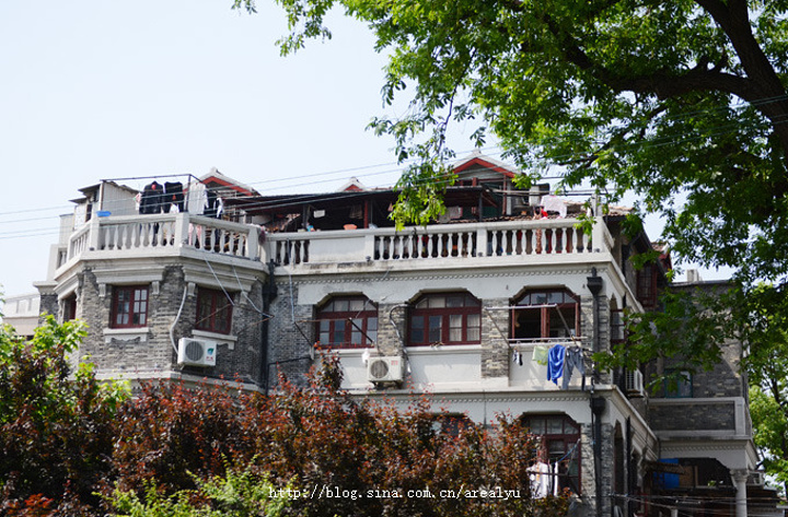 竹竿晾晒衣物是上海一大街景与特色夕拾钟楼顾名思义