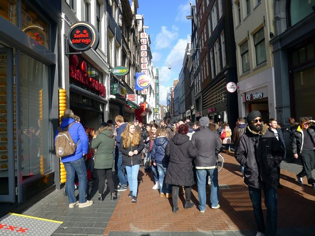 广场附近的步行街.广场附近的窄巷