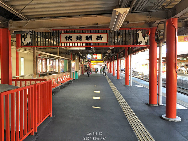 我认为伏见稻荷是绝对不会认错的因为这个车站就以当地著名的千鸟居