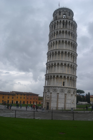 2017比萨斜塔离大教堂20多米,是大教堂的钟楼