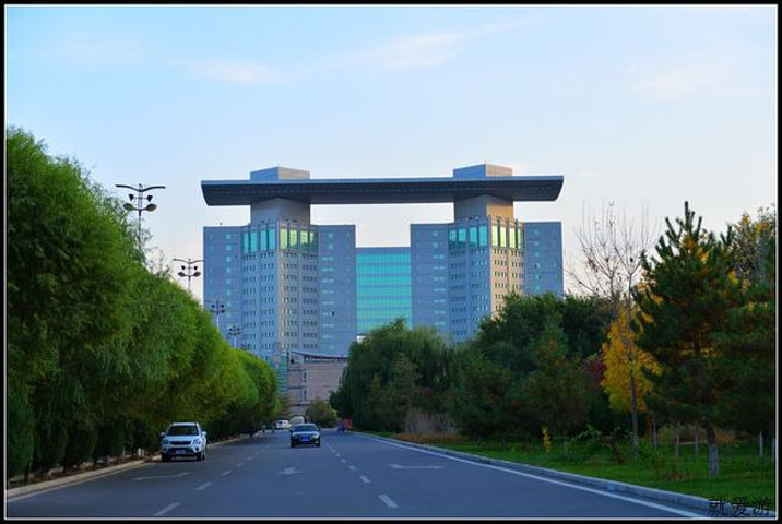 这是被酒泉当地百姓戏称为"两瓶酒加一条烟"的酒泉市政府大楼,还真是